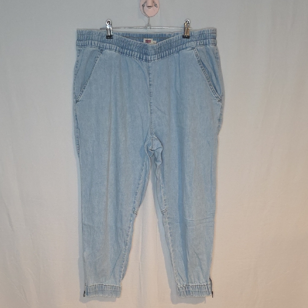 Levi's Light Wash Cropped Women's Jeans